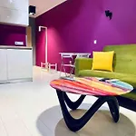 Magenta Apartment With Free Wifi